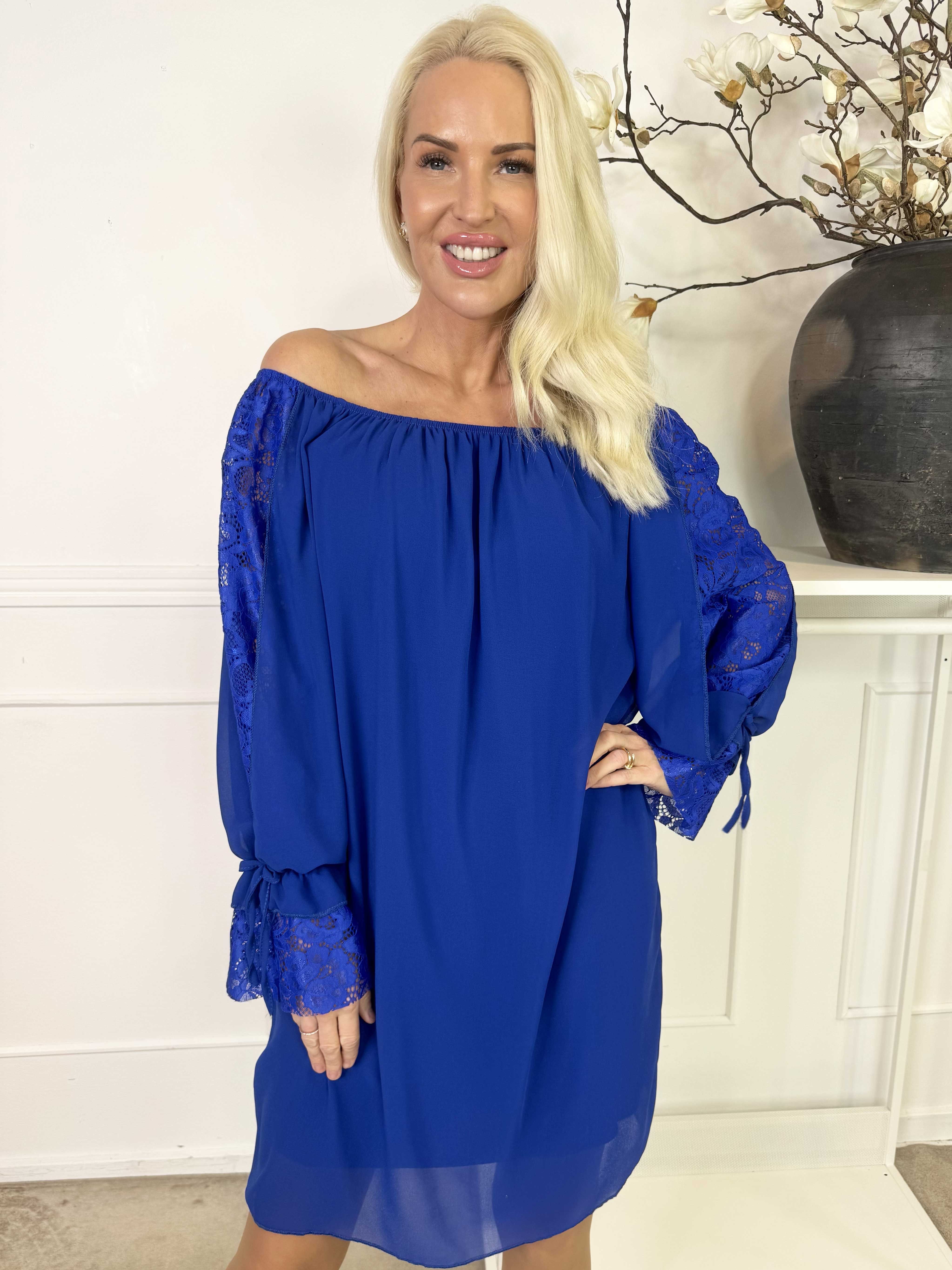 Lupita - Tunikakjole med blondeærmer